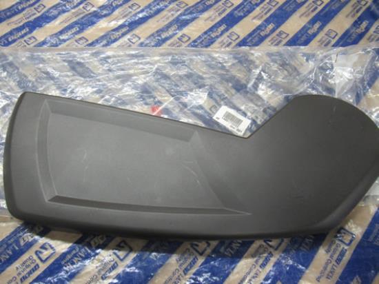 1486176689 Linker sierstuk achterbank tussenstoel