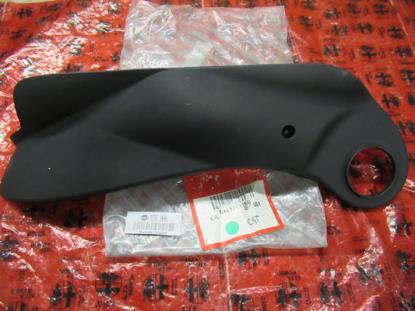 183463160 Sierstuk stoel rechtsvoor