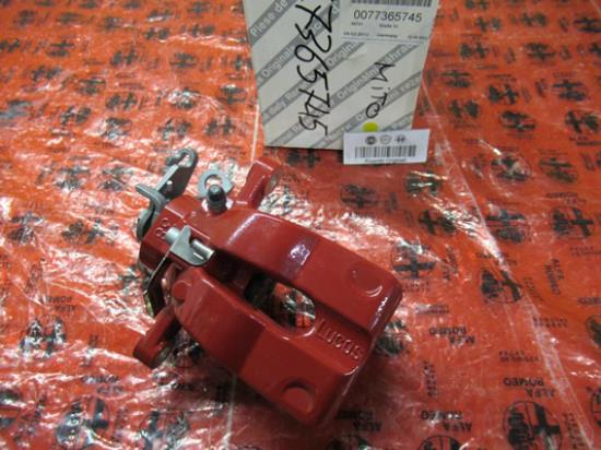 77365745 Remklauw rechtsachter rood