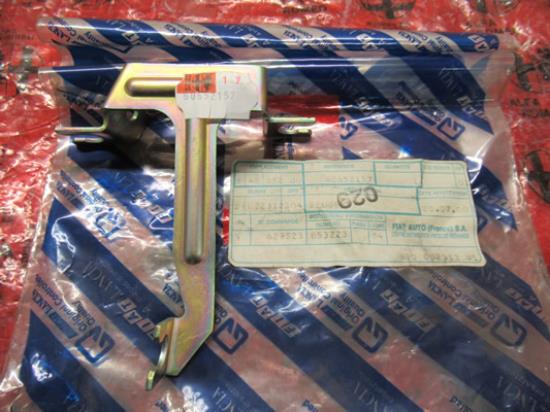 60652157 Beugel vering linksvoor