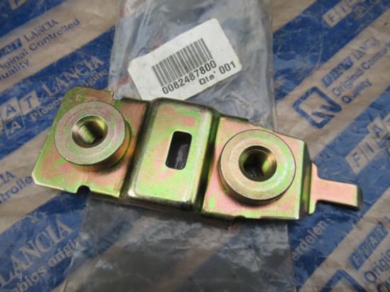 82487800 Borgplaat carrosserie voorzijde