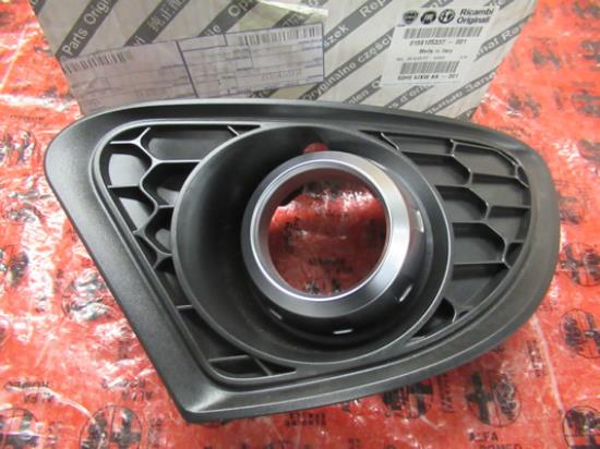 156105337 Sierstuk voorbumper rechterzijde