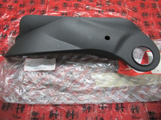 183462260 Sierstuk stoel rechtsvoor