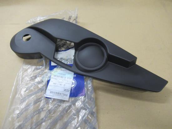 1486015689 Sierstuk voorstoel rechterzijde