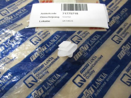 71775718 Veertje stootlijst wit