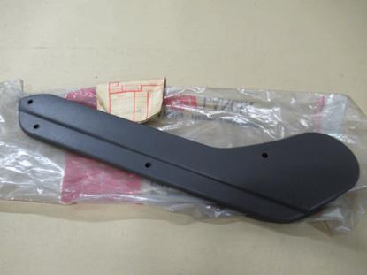 176180570 Sierstuk stoel linksvoor