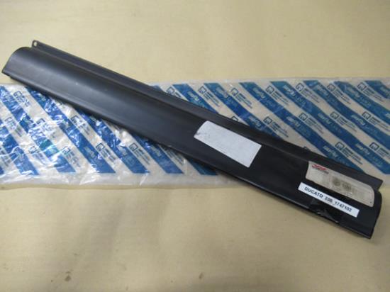 1747102 Stootlijst rechtsvoor