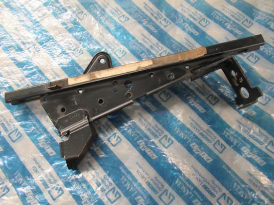 7610481 Geleiding stoel rechtsvoor buitenkant