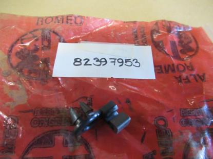 82397953 Motorkap veertje