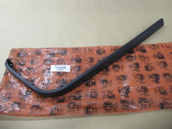 106887 Achterbumper sierlijst linkerzijde