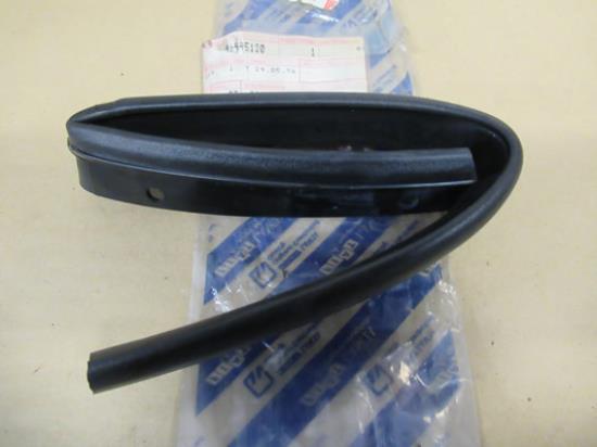 46445120 Motorkap pakking linkerzijde