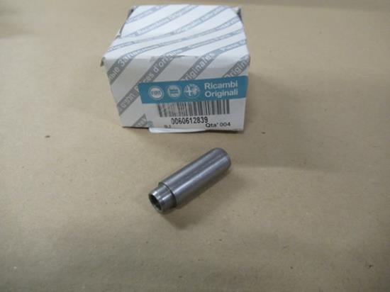 60612839 Distributie klepgeleider luchtinlaat