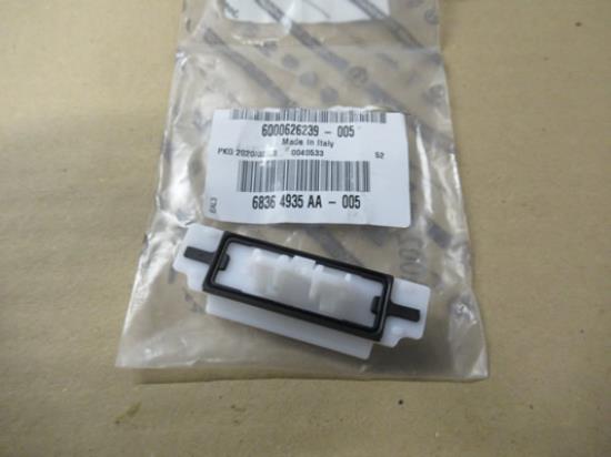 6000626239 Sideskirt veertje