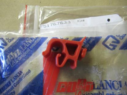 51767633 Motorkap veertje