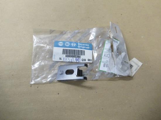 60685390 Sideskirt bevestiging