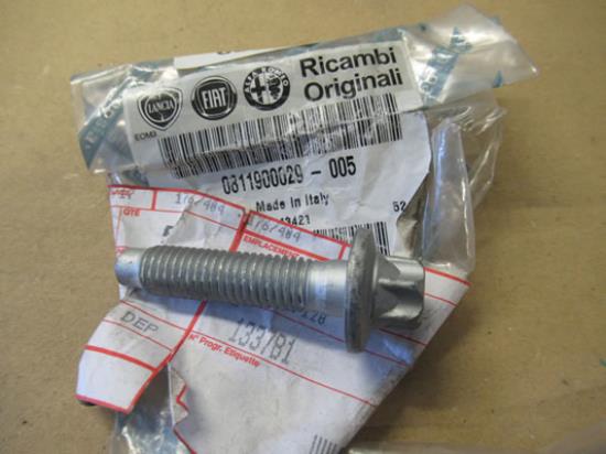 811900029 Bout M10x40