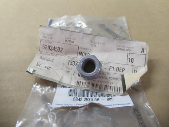 52034532 Achtervering moer