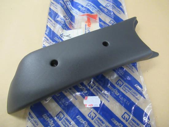 122299635 Passagiersstoel sierstuk rechterzijde