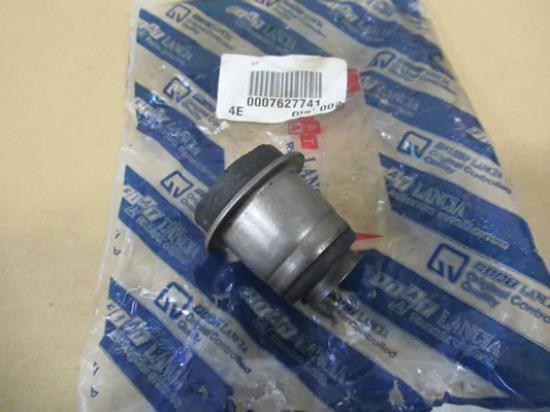 7627741 Achtervering draagarm rubber