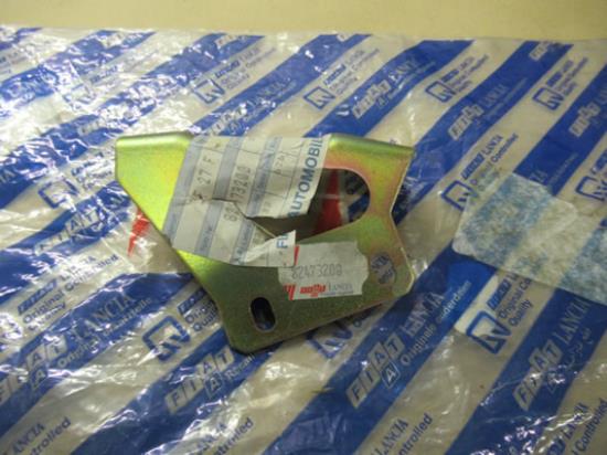 82473200 Spoiler beugel rechterzijde