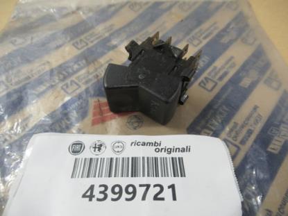 4399721 Gevarenlichten schakelaar  Kleur: zwart