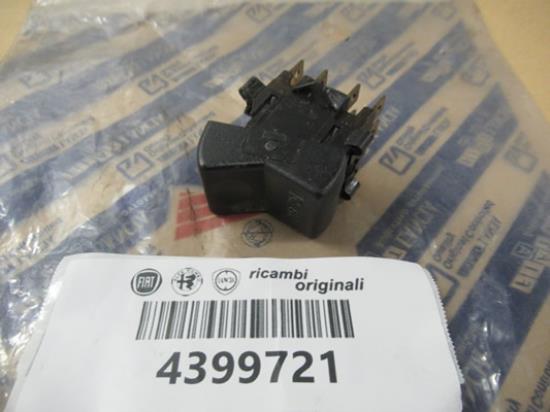 4399721 Gevarenlichten schakelaar  Kleur: zwart