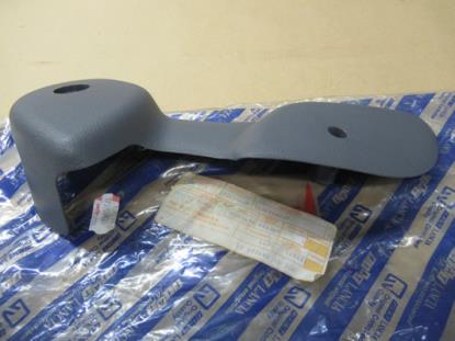 173704633 Voorstoel sierstuk linkerzijde