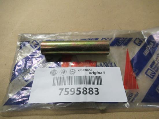 7595883 Motorsteun afstandstuk