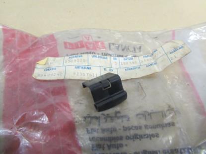 82357611 Ruit klemmetje