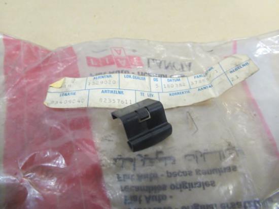 82357611 Ruit klemmetje