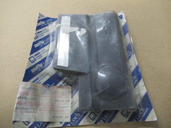 82433463 Stootstrip rechtsvoor