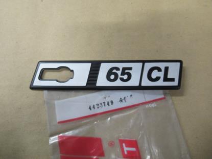 4423749 Embleem 65 CL rechterzijde