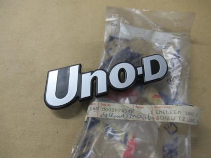 5974549 Embleem Uno D