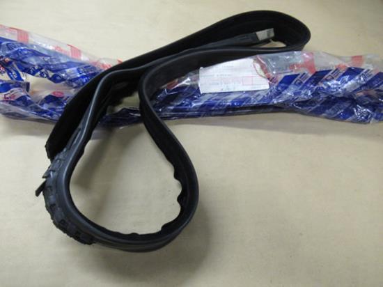 7773040 Raamrubber linksvoor