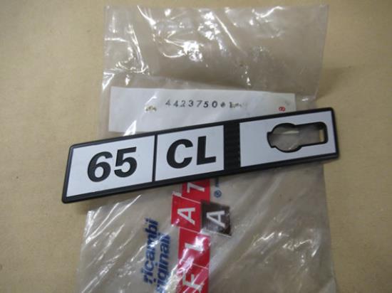 4423750 Embleem 65 CL linkerzijde