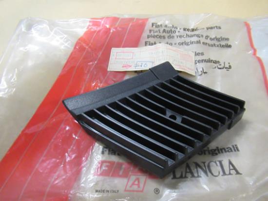 5948832 Luchtinlaat sierstuk