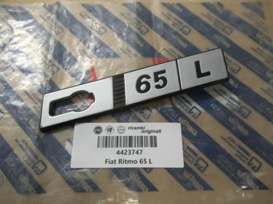 4423747 Embleem 65 L rechterzijde