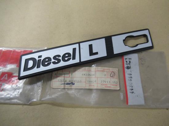 4430684 Embleem Diesel L linkerzijde