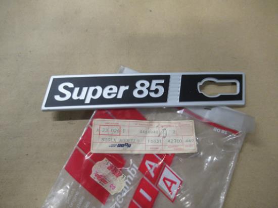 4464948 Embleem Super 85