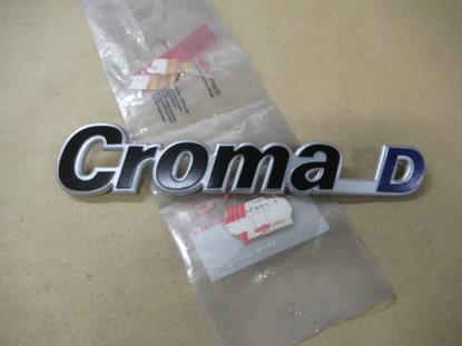 82425892 Embleem Croma D