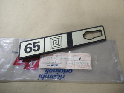 92310498 Embleem 65 linkerzijde