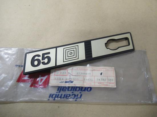 92310498 Embleem 65 linkerzijde