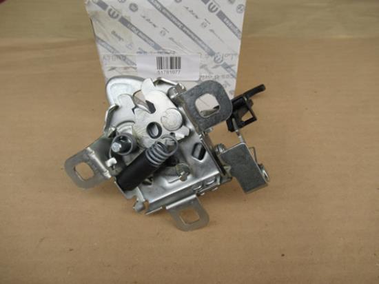 51781077 Motorkap slot