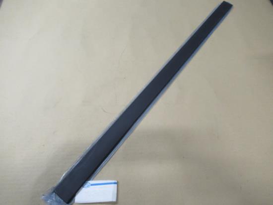 82444653 Stootstrip rechtsvoor