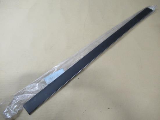 82444654 Stootstrip linksvoor