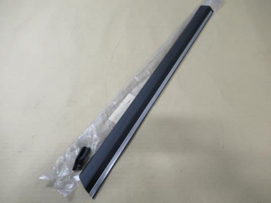 82451998 Stootstrip linksachter