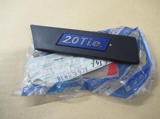 82467437 Voorscherm stootstrip met embleem linkerzijde 2.0 T i.e.