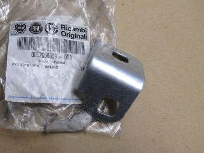 52008399 Beugel spatbord rechter zijde