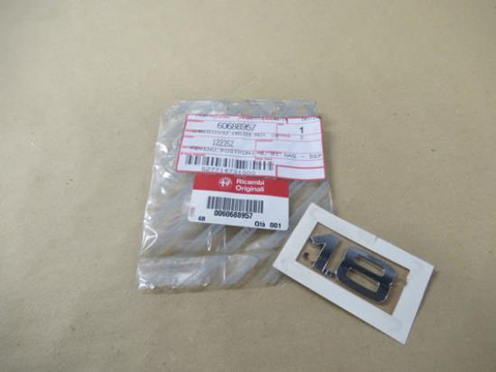 60688957 Embleem achterzijde 1.8