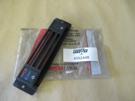 4352448 Sierstuk kachelbediening